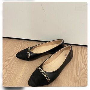 Elegant Black Flats with Gold Chain Detail